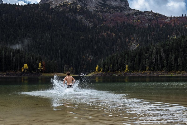 baignade dans un lac